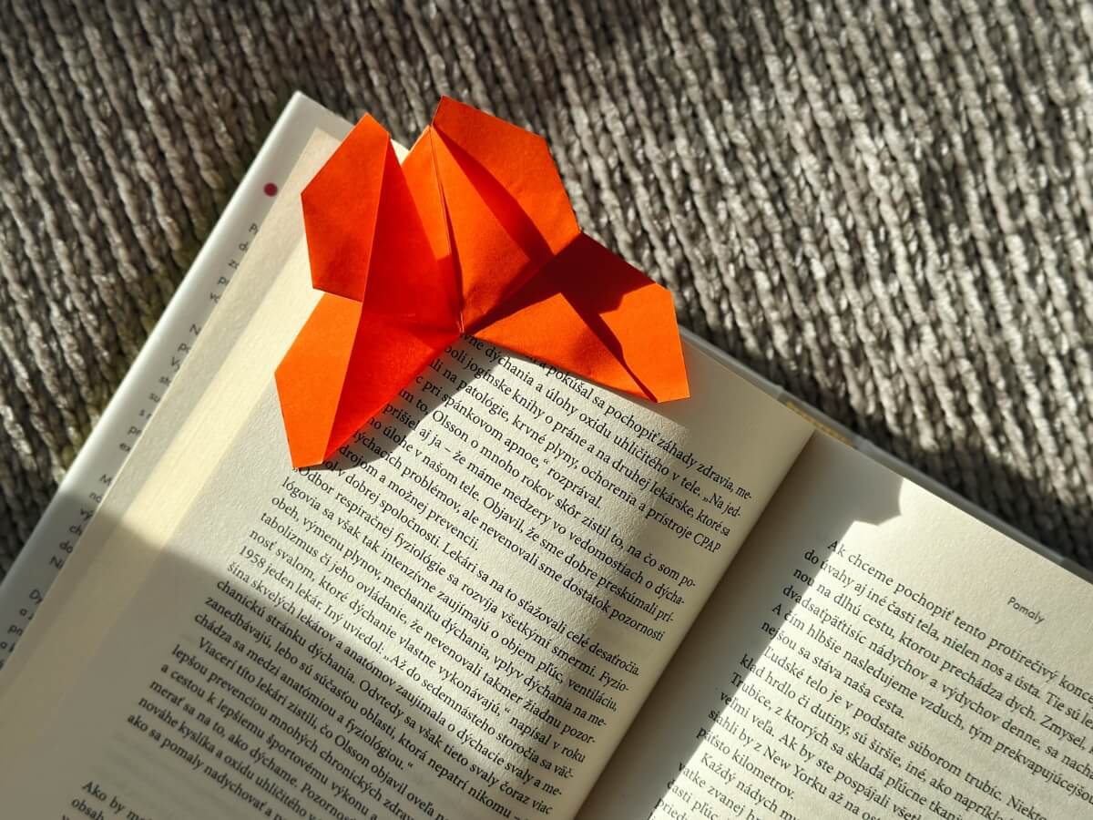 Záložka do knihy v tvare origami motýľa.