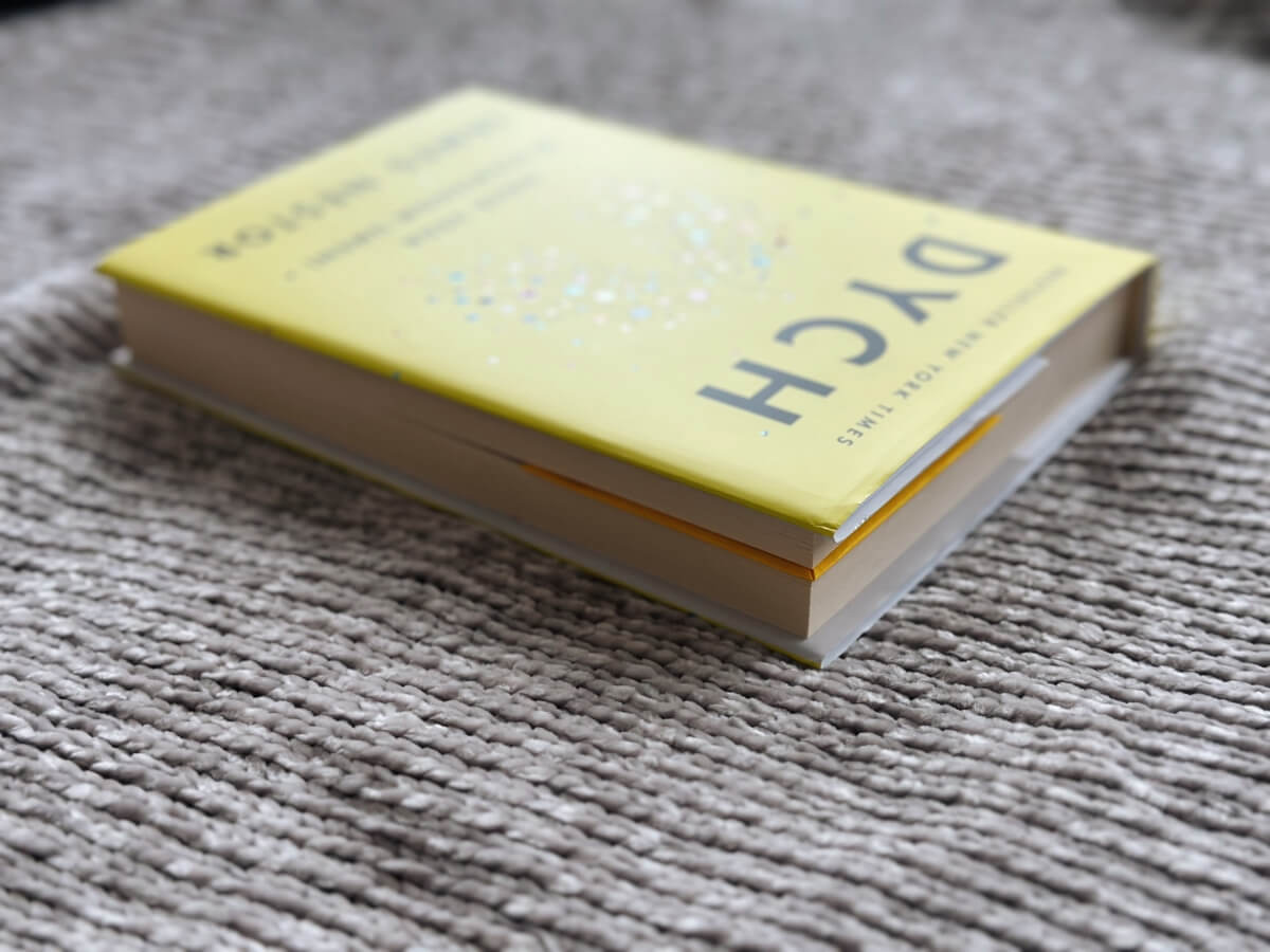 Žltá rohová origami záložka v knihe.